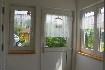 Ein Garten an der Unterkunft 4 Personen Ferienhaus mit Sauna und herrlichem Blick auf den See in Otterndorf