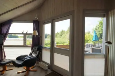 Ein Sitzbereich in der Unterkunft 4 Personen Ferienhaus mit Sauna und herrlichem Blick auf den See in Otterndorf