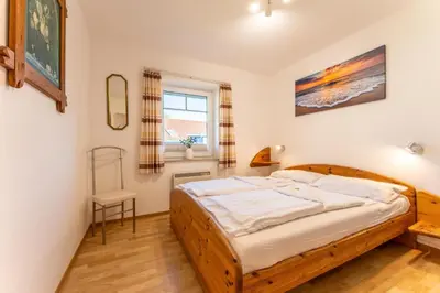 Ein Bett oder Betten in einem Zimmer der Unterkunft 6 Personen Familienferienhaus mit Sauna, Whirlpool zwei Toiletten und Kaminofen in Otterndorf
