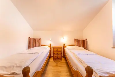 Ein Bett oder Betten in einem Zimmer der Unterkunft 6 Personen Familienferienhaus mit Sauna, Whirlpool zwei Toiletten und Kaminofen in Otterndorf
