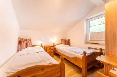Ein Bett oder Betten in einem Zimmer der Unterkunft 6 Personen Familienferienhaus mit Sauna, Whirlpool zwei Toiletten und Kaminofen in Otterndorf