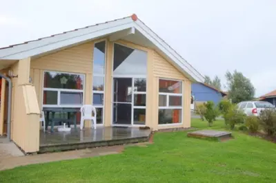 Das Gebäude in dem sich das Ferienhaus befindet