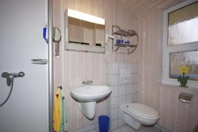 Ein Badezimmer in der Unterkunft 4 Personen Ferienhaus mit privatem Bootsteg, direkter Seelage, Kanu und Sauna in Otterndorf