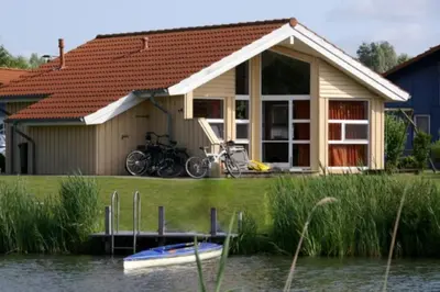 Ein Garten an der Unterkunft 4 Personen Ferienhaus mit privatem Bootsteg, direkter Seelage, Kanu und Sauna in Otterndorf