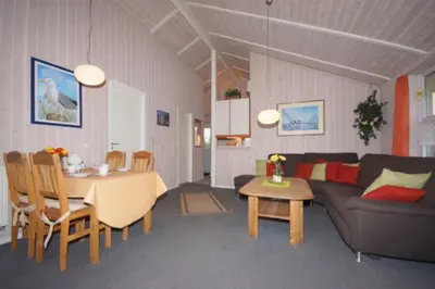 Ein Sitzbereich in der Unterkunft 4 Personen Ferienhaus mit privatem Bootsteg, direkter Seelage, Kanu und Sauna in Otterndorf