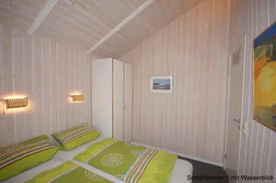 Ein Bett oder Betten in einem Zimmer der Unterkunft 4 Personen Ferienhaus mit privatem Bootsteg, direkter Seelage, Kanu und Sauna in Otterndorf