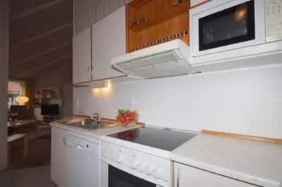 Küche/Küchenzeile in der Unterkunft 6 Personen Ferienhaus mit privatem Bootsteg, direkter Seelage, Kanu, Whirlpool und Sauna in Otterndorf