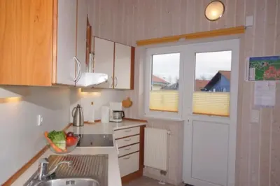 Küche/Küchenzeile in der Unterkunft 6 Personen Ferienhaus mit privatem Bootsteg, direkter Seelage, Kanu, Whirlpool und Sauna in Otterndorf
