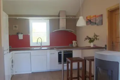 Küche/Küchenzeile in der Unterkunft 4 Personen Ferienhaus mit Kaminofen, Wintergarten und Kanu, mit einem wundervollen Blick auf den See in Otterndorf
