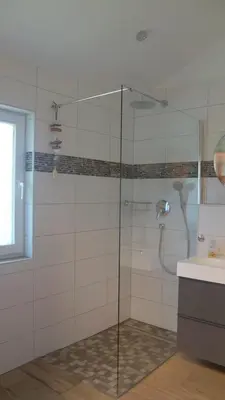 Ein Badezimmer in der Unterkunft 4 Personen Ferienhaus mit Kaminofen, Wintergarten und Kanu, mit einem wundervollen Blick auf den See in Otterndorf