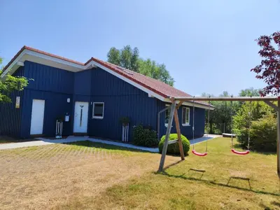 Das Gebäude in dem sich das Ferienhaus befindet