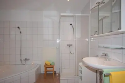 Ein Badezimmer in der Unterkunft 6 Personen Ferienhaus mit privatem Bootsteg, direkter Seelage, Kanu, Sauna und Badewanne in Otterndorf
