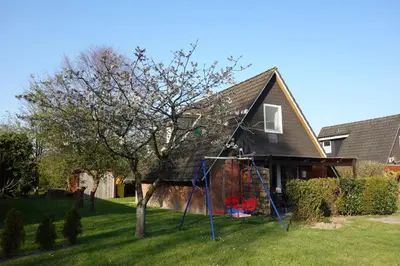 Ein Kinderspielbereich in der Unterkunft 4 Personen Ferienhaus mit zwei Duschen und Toiletten in zweiter Reihe zum Deich in Otterndorf