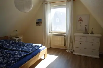 Ein Bett oder Betten in einem Zimmer der Unterkunft 4 Personen Ferienhaus mit zwei Duschen und Toiletten in zweiter Reihe zum Deich in Otterndorf