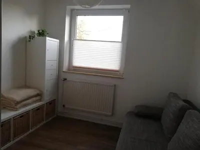 Ein Sitzbereich in der Unterkunft 4 Personen Ferienhaus mit zwei Duschen und Toiletten in zweiter Reihe zum Deich in Otterndorf