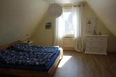 Ein Bett oder Betten in einem Zimmer der Unterkunft 4 Personen Ferienhaus mit zwei Duschen und Toiletten in zweiter Reihe zum Deich in Otterndorf
