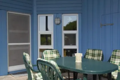 Ein Balkon oder eine Terrasse in der Unterkunft 6 Personen kinderfreundliches Ferienhaus mit Sauna, Whirlpool und Kaminofen in Otterndorf