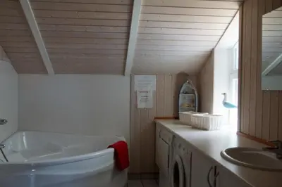 Ein Badezimmer in der Unterkunft 6 Personen kinderfreundliches Ferienhaus mit Sauna, Whirlpool und Kaminofen in Otterndorf