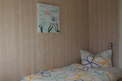 Ein Bett oder Betten in einem Zimmer der Unterkunft 6 Personen kinderfreundliches Ferienhaus mit Sauna, Whirlpool und Kaminofen in Otterndorf