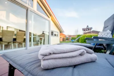 Ein Sitzbereich in der Unterkunft Kinderfreundliches 5 Personen Wellnessferienhaus Treibholz mit zwei Duschen und Toiletten, Sauna, Whirlpool, Kaminofen, Wintergarten und Kanu in Otterndorf