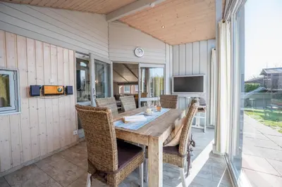 TV/Unterhaltungsangebot in der Unterkunft Kinderfreundliches 5 Personen Wellnessferienhaus Treibholz mit zwei Duschen und Toiletten, Sauna, Whirlpool, Kaminofen, Wintergarten und Kanu in Otterndorf