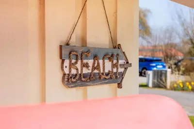 Ein Zertifikat, Auszeichnung, Logo oder anderes Dokument, das in der Unterkunft Kinderfreundliches 5 Personen Wellnessferienhaus Treibholz mit zwei Duschen und Toiletten, Sauna, Whirlpool, Kaminofen, Wintergarten und Kanu in Otterndorf ausgestellt ist