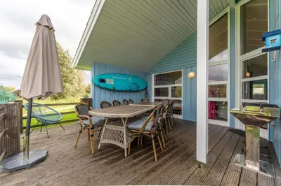 Ein Balkon oder eine Terrasse in der Unterkunft 12 Personen Familienferienhaus mit Sauna, Whirlpool, zwei Duschen und Toiletten, Kaminofen und Kanu in 1. Reihe zum See mit wundervollem Seeblick in Otterndorf