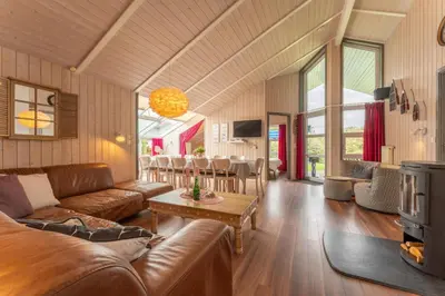 Ein Sitzbereich in der Unterkunft 12 Personen Familienferienhaus mit Sauna, Whirlpool, zwei Duschen und Toiletten, Kaminofen und Kanu in 1. Reihe zum See mit wundervollem Seeblick in Otterndorf