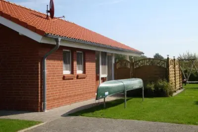 Ein Garten an der Unterkunft 4 Personen Ferienhaus mit Sauna und zwei Toiletten in Otterndorf