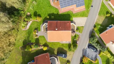 Blick auf 4 Personen Ferienhaus mit Sauna, Kaminofen und einen wunderschцnen Garten mit Terrasse in Otterndorf aus der Vogelperspektive