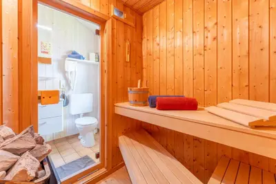 Ein Badezimmer in der Unterkunft 4 Personen Ferienhaus mit Sauna, Kaminofen und einen wunderschцnen Garten mit Terrasse in Otterndorf