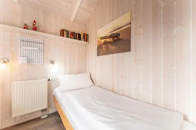 Ein Bett oder Betten in einem Zimmer der Unterkunft 4 Personen Ferienhaus mit Sauna, Kaminofen und einen wunderschцnen Garten mit Terrasse in Otterndorf