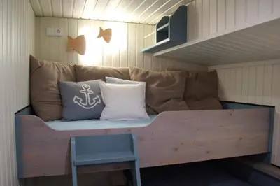 Ein Sitzbereich in der Unterkunft 8 Personen Hausboot mit Hot Tub, Sauna, Kaminofen, Klimaanlage, Lounge, Sonnendeck und Garten mit Buddelschiff direkt hinterm Deich in Otterndorf