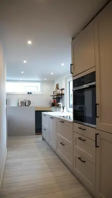 Küche/Küchenzeile in der Unterkunft 8 Personen Hausboot mit Hot Tub, Sauna, Kaminofen, Klimaanlage, Lounge, Sonnendeck und Garten mit Buddelschiff direkt hinterm Deich in Otterndorf
