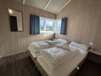 Ein Bett oder Betten in einem Zimmer der Unterkunft 6 Personen Ferienhaus in 1. Reihe zum See mit Kanu und herrlichem Seeblick, Sauna, Whirlpool, Kaminofen, Klimaanlage und E-Tankstelle am Haus in Otterndorf