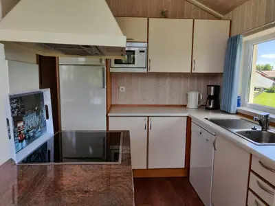 Küche/Küchenzeile in der Unterkunft 6 Personen Ferienhaus in 1. Reihe zum See mit Kanu und herrlichem Seeblick, Sauna, Whirlpool, Kaminofen, Klimaanlage und E-Tankstelle am Haus in Otterndorf