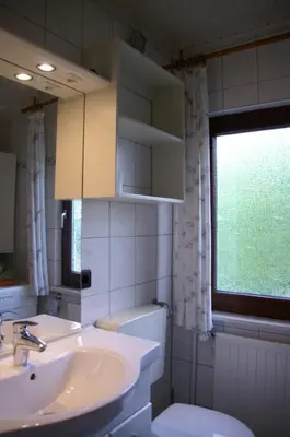 Ein Badezimmer in der Unterkunft 5 Personen Ferienhaus mit zwei Toiletten in zweiter Reihe zum Deich in Otterndorf