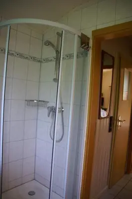 Ein Badezimmer in der Unterkunft 5 Personen Ferienhaus mit zwei Toiletten in zweiter Reihe zum Deich in Otterndorf