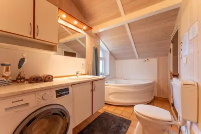 Ein Badezimmer in der Unterkunft 6 Personen Ferienhaus in direkter Seelage mit Bootsteg und Kanu sowie Sauna, Whirlpool und Kaminofen in Otterndorf
