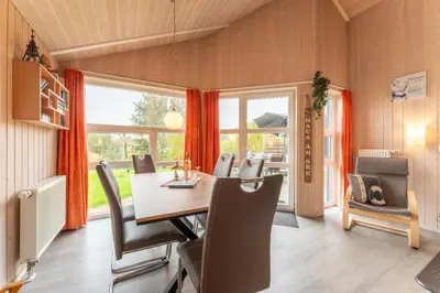 Ein Sitzbereich in der Unterkunft 6 Personen Ferienhaus in direkter Seelage mit Bootsteg und Kanu sowie Sauna, Whirlpool und Kaminofen in Otterndorf