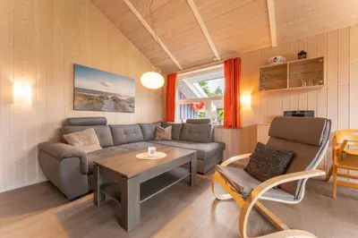 Ein Sitzbereich in der Unterkunft 6 Personen Ferienhaus in direkter Seelage mit Bootsteg und Kanu sowie Sauna, Whirlpool und Kaminofen in Otterndorf