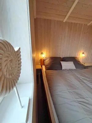 Ein Bett oder Betten in einem Zimmer der Unterkunft 6 Personen Ferienhaus mit Sauna, Whirlpool, Kaminofen und Kanu in 2. Rheie zum See in Otterndorf