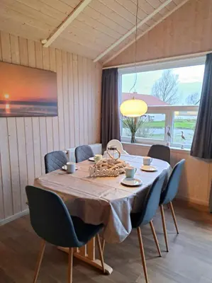 Ein Sitzbereich in der Unterkunft 6 Personen Ferienhaus mit Sauna, Whirlpool, Kaminofen und Kanu in 2. Rheie zum See in Otterndorf