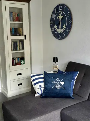 Ein Sitzbereich in der Unterkunft Ferienwohnung Hafenkajüte