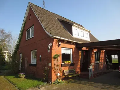 Das Gebäude in dem sich das Ferienhaus befindet