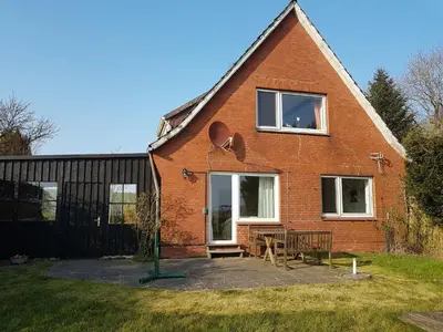 Das Gebäude in dem sich das Ferienhaus befindet