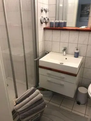 Ein Badezimmer in der Unterkunft De lütte Warftkieker