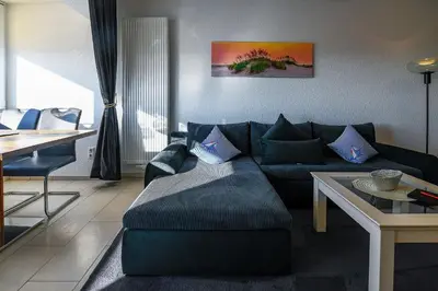 Ein Sitzbereich in der Unterkunft Strandhochhaus SHE6