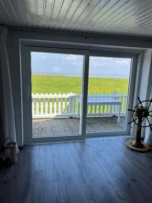 Ein Balkon oder eine Terrasse in der Unterkunft Meerblick - Ferienwohnung mit Blick über den Deich