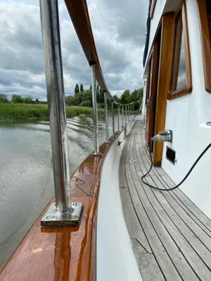 Blick auf einen Fluss in der Nähe des Bootes